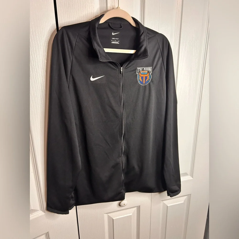 Nike sleek black